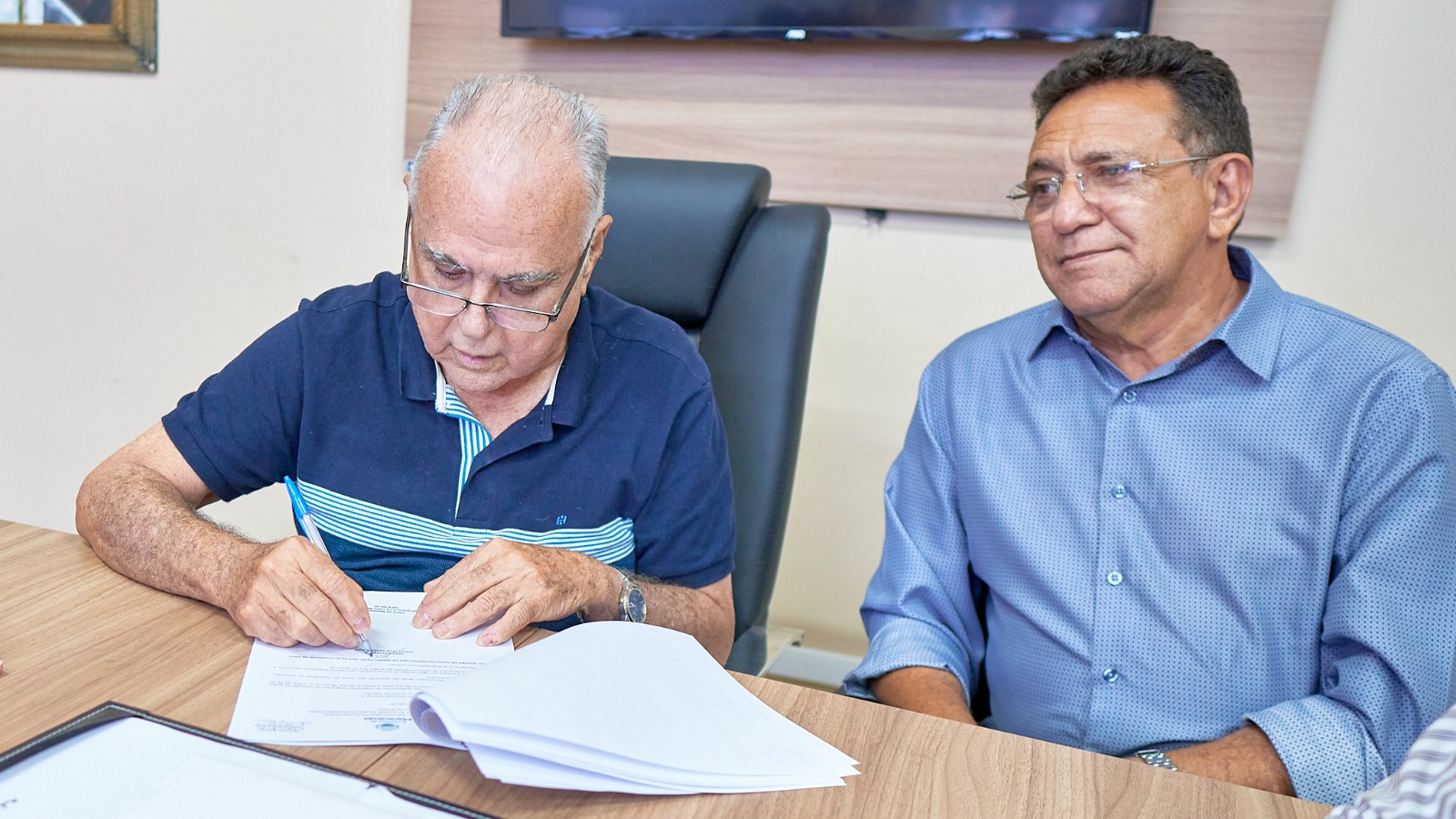 No momento, você está visualizando Prefeito Roberto Pessoa sanciona lei do reajuste de 15% para todos os professores municipais