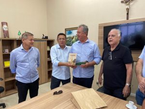 Leia mais sobre o artigo Prefeito recebe empresário do Cariri, Gilmar Bender, para prospecção de investimentos em Maracanaú