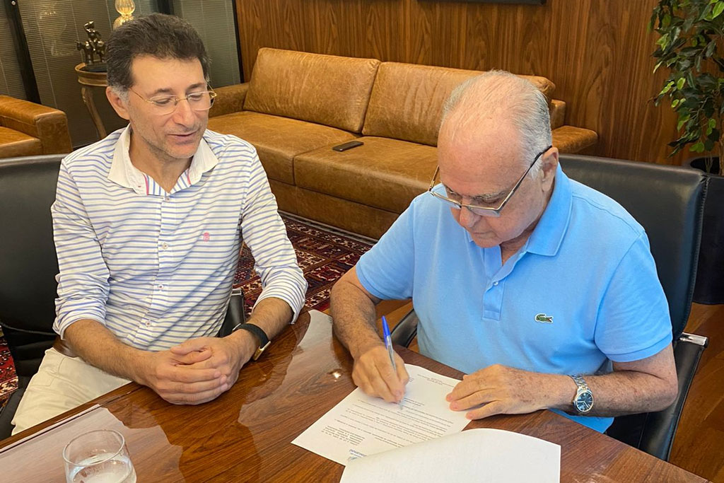 No momento, você está visualizando Prefeito Roberto Pessoa assina reajuste da bolsa do Programa Qualifica Maracanaú
