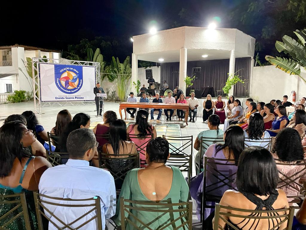 No momento você está vendo Programa Universidade Operária do Nordeste realiza colação de grau das turmas de ensino fundamental