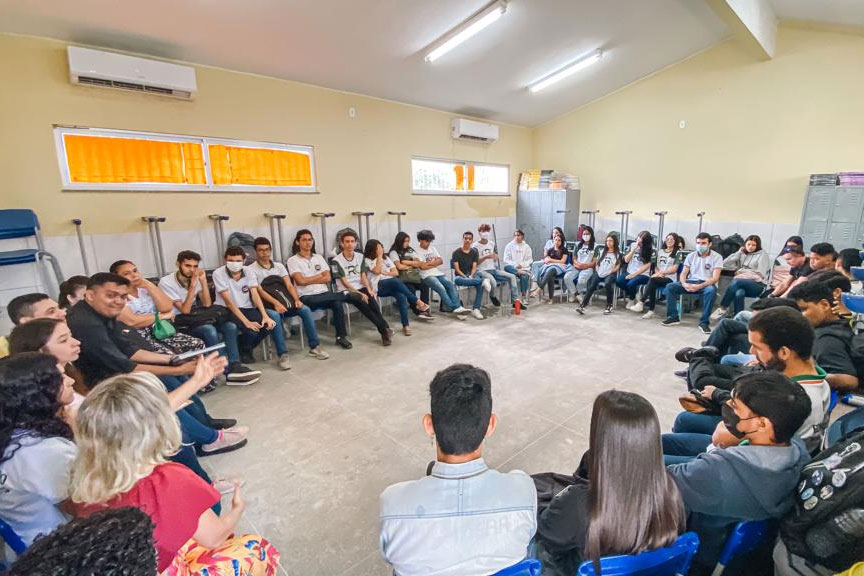 Você está visualizando atualmente Alunos da Escola Edmilson Pinheiro participam do “Programa Fala Jovem”