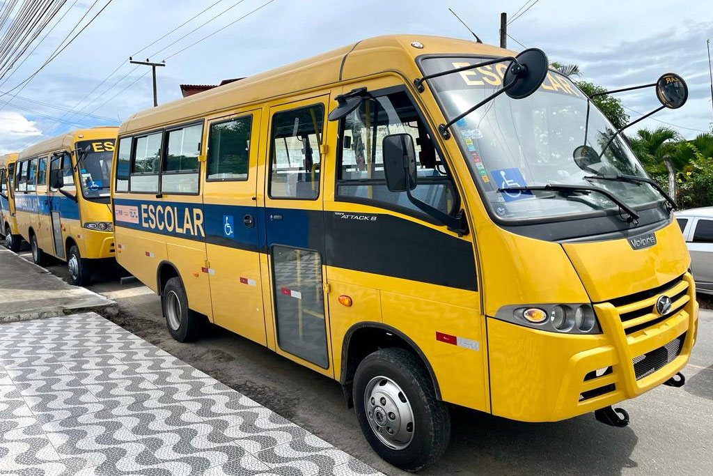 Você está visualizando atualmente Prefeitura entrega mais três ônibus acessíveis para o transporte escolar de Maracanaú