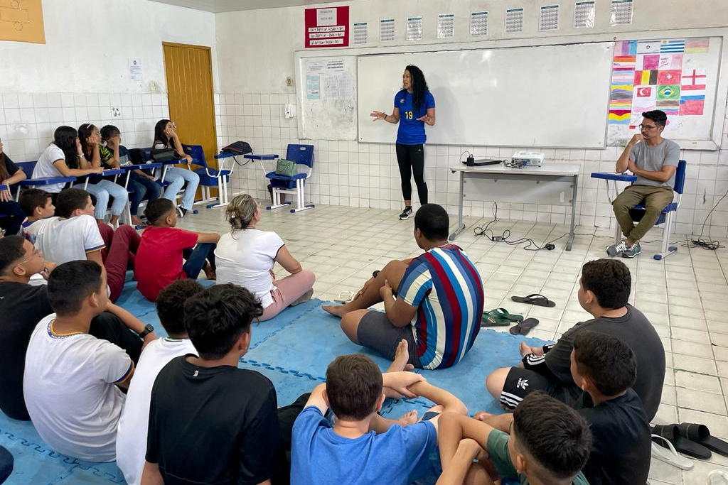 Você está visualizando atualmente Elaine Gomes, campeã mundial de handebol, visita estudantes da Escola Dom Hélder Pessoa Câmara