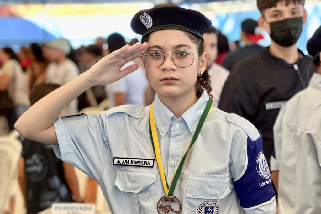 Você está visualizando atualmente Estudantes da Escola Cívico-Militar Dr. José de Borba Vasconcelos recebem fardamento