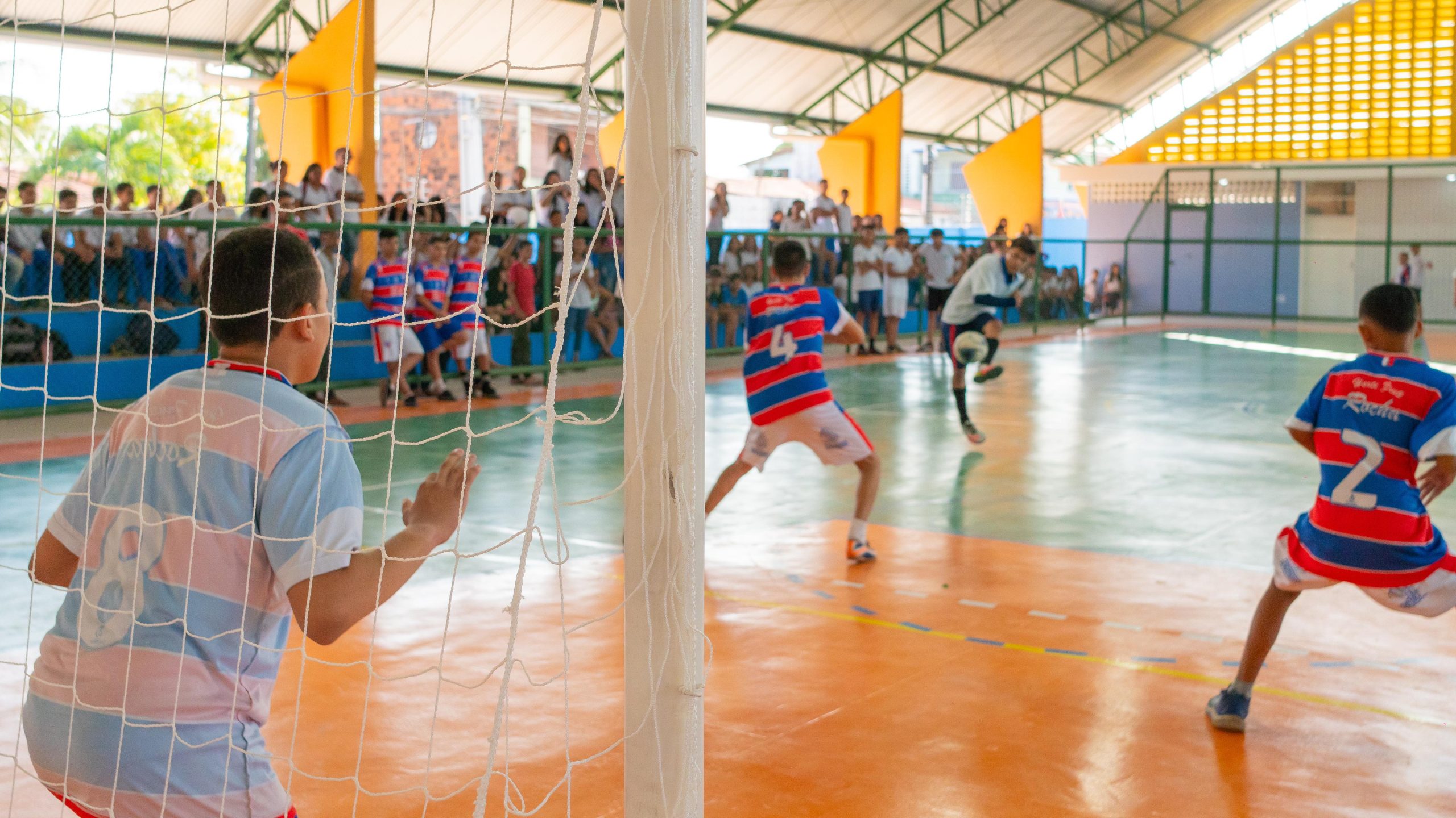 Você está visualizando atualmente Prefeitura entrega reforma da quadra poliesportiva da Escola Maria Pereira da Silva, na Pajuçara