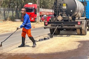 Leia mais sobre o artigo Prefeitura já aplicou 13 mil toneladas de asfalto para requalificação da malha viária  ‌