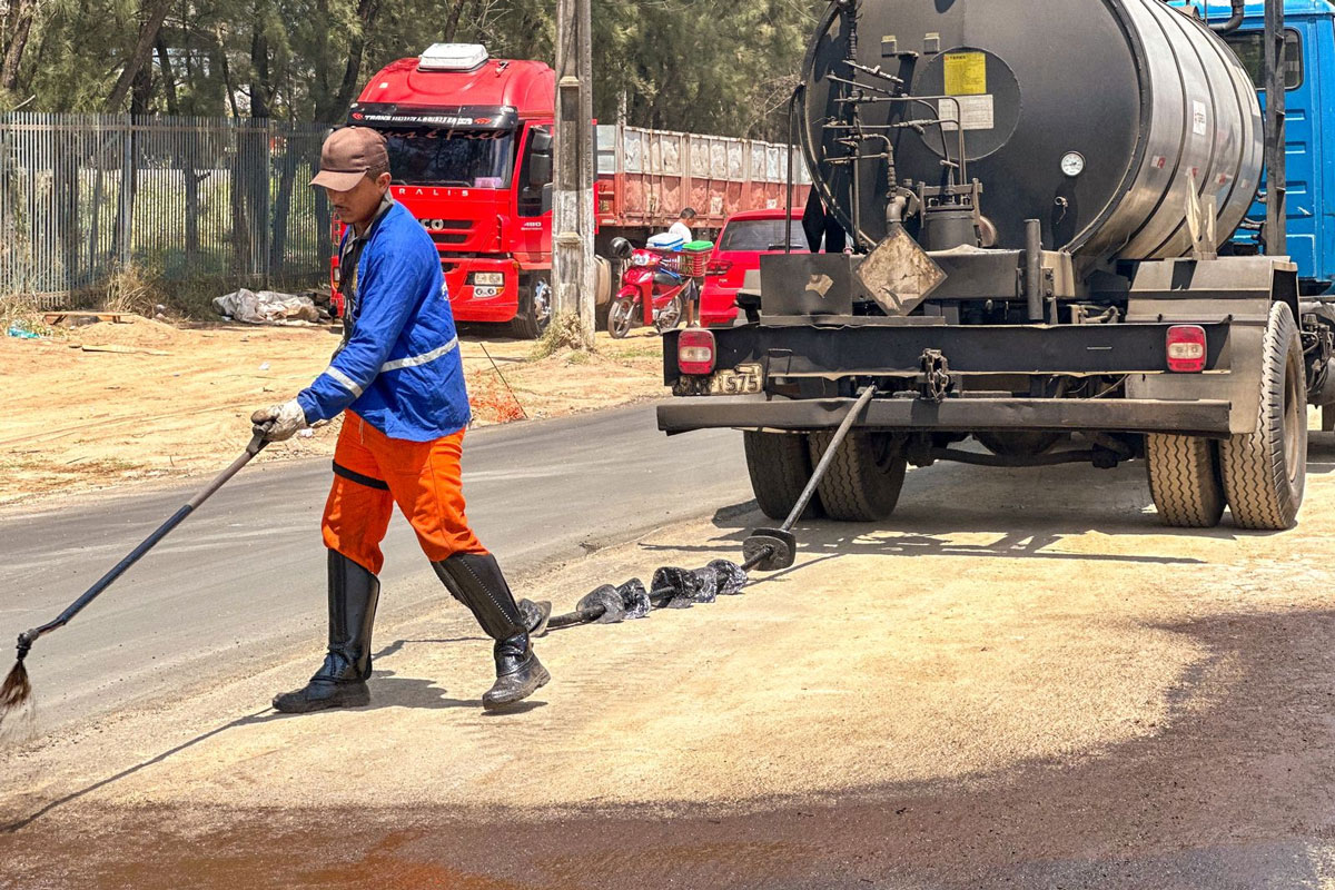 Você está visualizando atualmente Prefeitura já aplicou 13 mil toneladas de asfalto para requalificação da malha viária  ‌