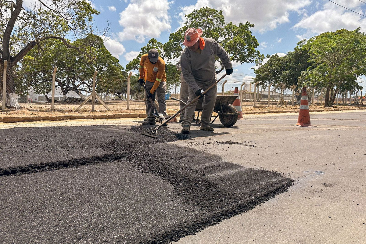 Você está visualizando atualmente Prefeitura de Maracanaú realiza requalificação da malha viária em diversos bairros