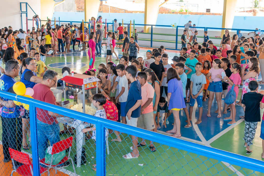 Você está visualizando atualmente Prefeitura entrega reforma da quadra poliesportiva da Escola Napoleão Bonaparte Viana, no Luzardo Viana