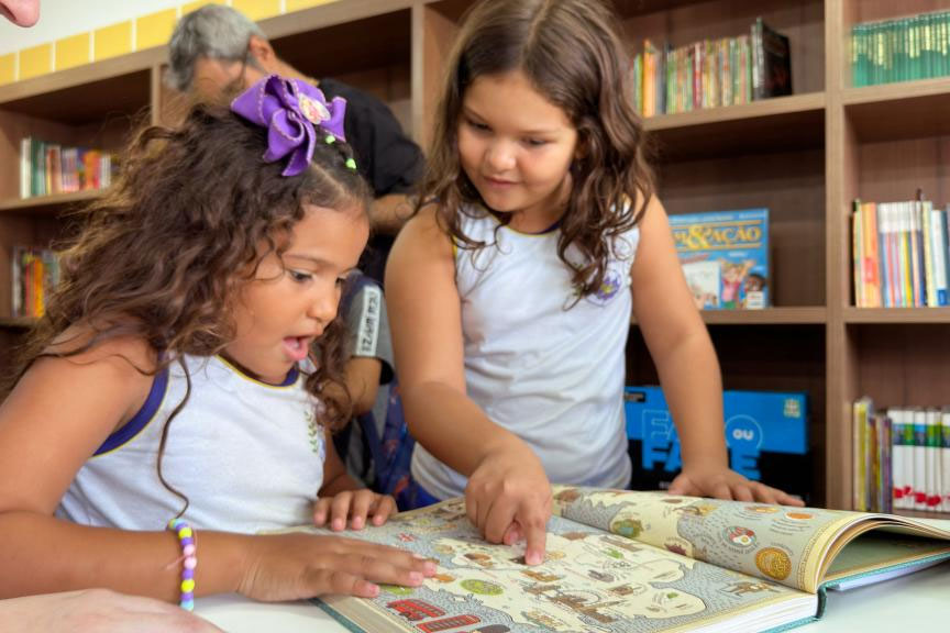 No momento, você está visualizando Escola Manoel Rodrigues Pinheiro de Melo recebe Biblioteca do Projeto Territórios da Leitura