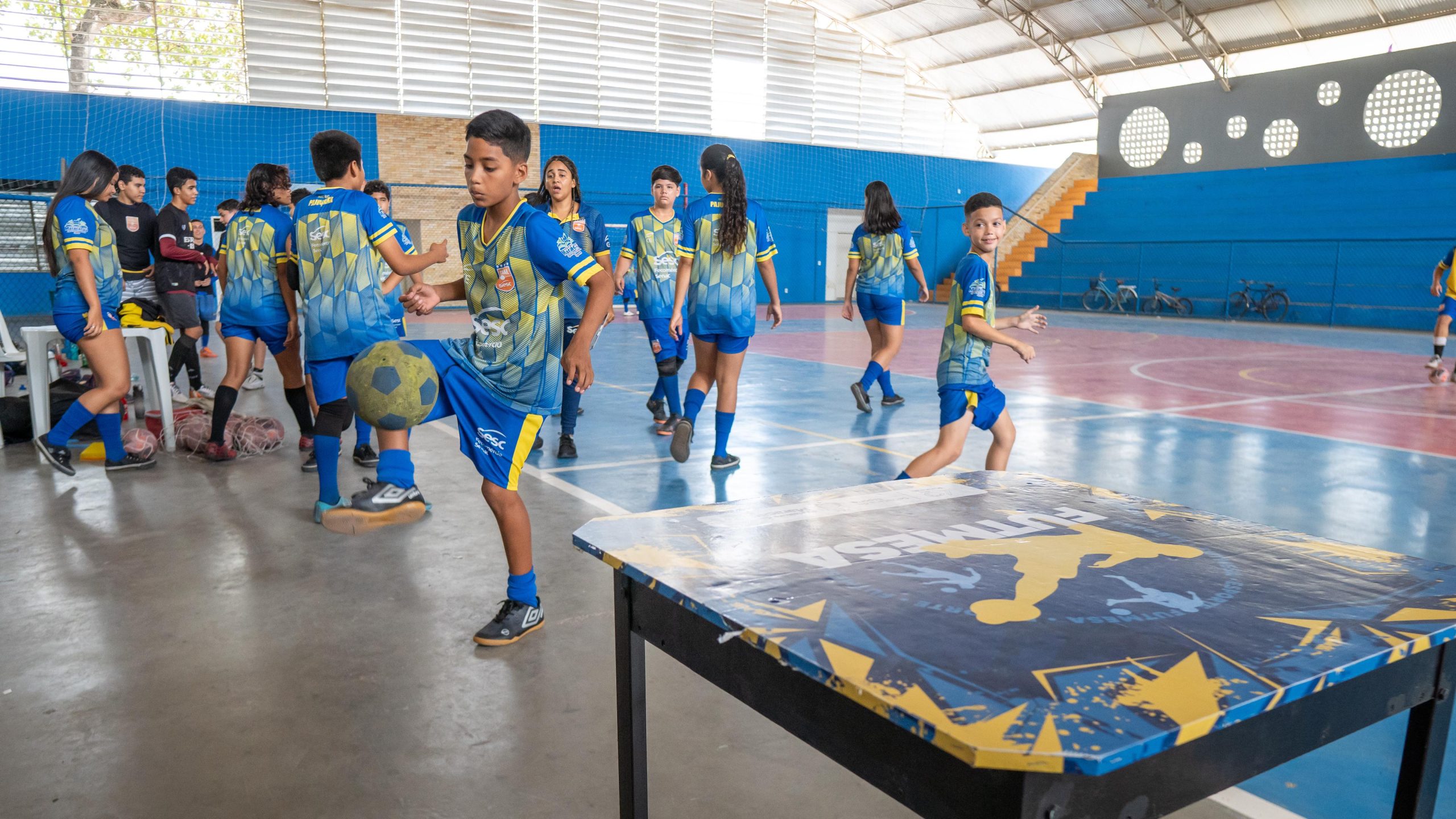 Você está visualizando atualmente Município entrega 30 futmesas em 14 bairros