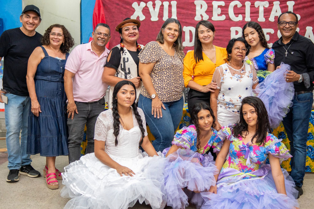 Você está visualizando atualmente Escola Municipal Adauto Ferreira Lima homenageia ex-aluna da EJA, Isabel Barros