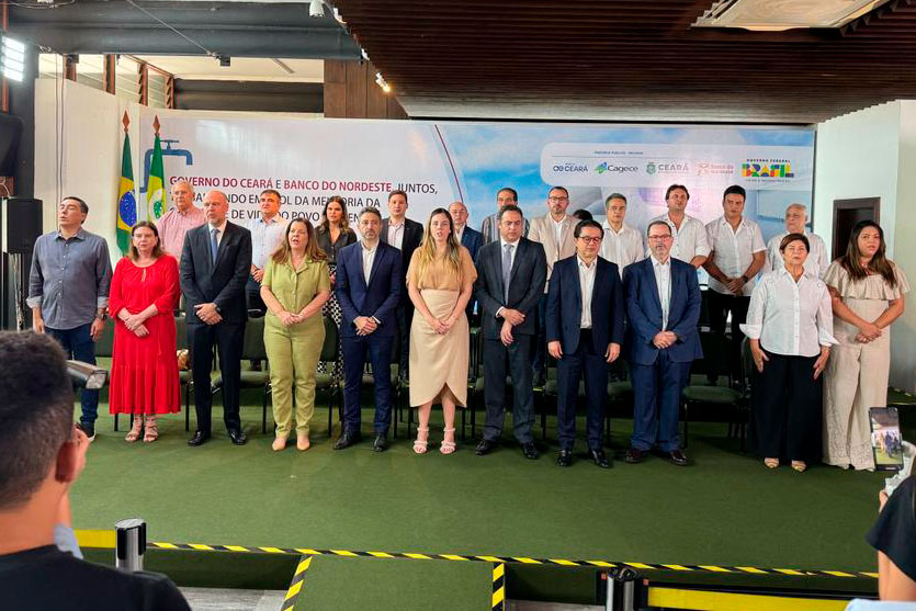 No momento, você está visualizando Prefeito marca presença na assinatura de contrato entre BNB e Ambiental Ceará