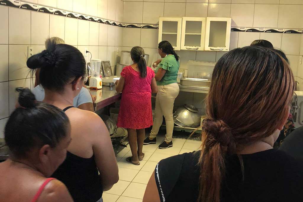 Você está visualizando atualmente Sasc realiza oficina de aproveitamento integral de alimentos para beneficiários da Cozinha Comunitária da Mucunã