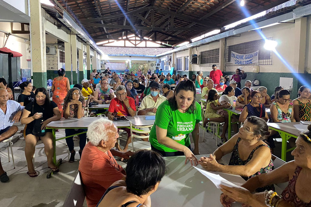 Você está visualizando atualmente Papel da Casa — Moradores do Conjunto Timbó participam de Assembleia sobre orientação para receber documentação de imóveis