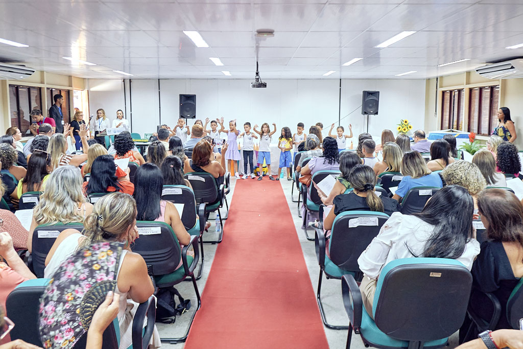 No momento, você está visualizando Prefeitura realiza homenagem às professoras alfabetizadoras