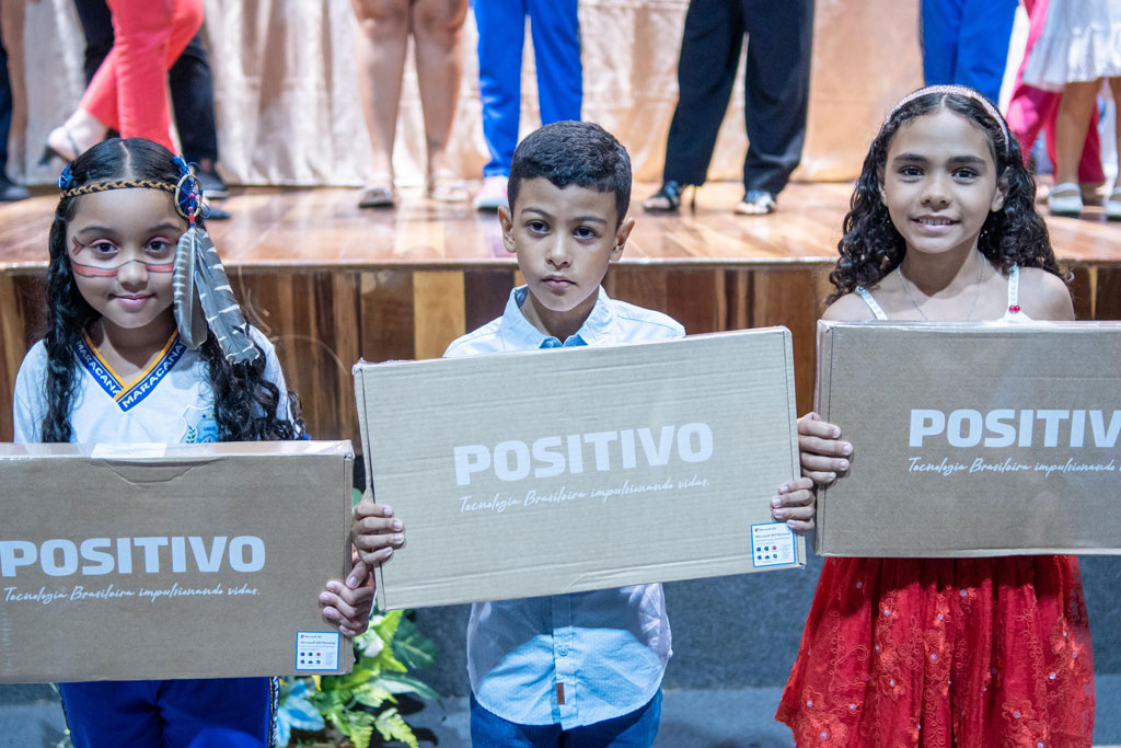 Você está visualizando atualmente Estudantes vencedores do Concurso Artístico-Literário Prêmio Professora Agacil Camurça são premiados com notebooks