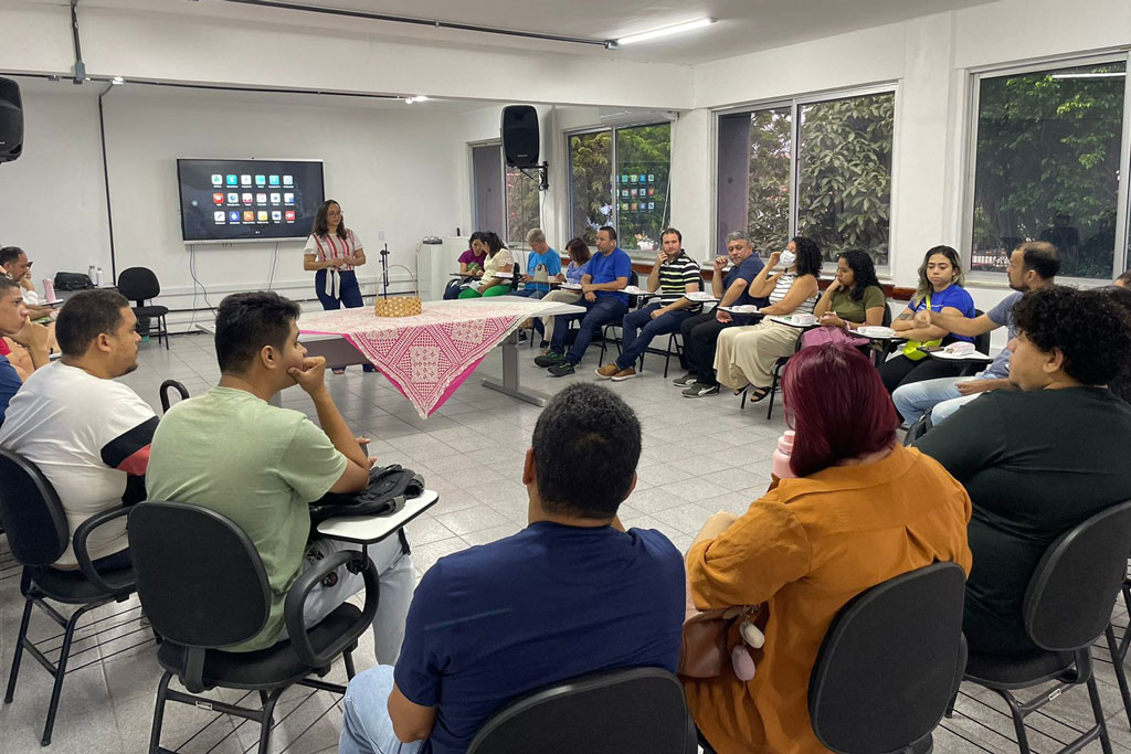 Você está visualizando atualmente Secretaria de Educação realiza formação com professores e monitores do POPI Letras e POPI Mat sobre uso das telas interativas