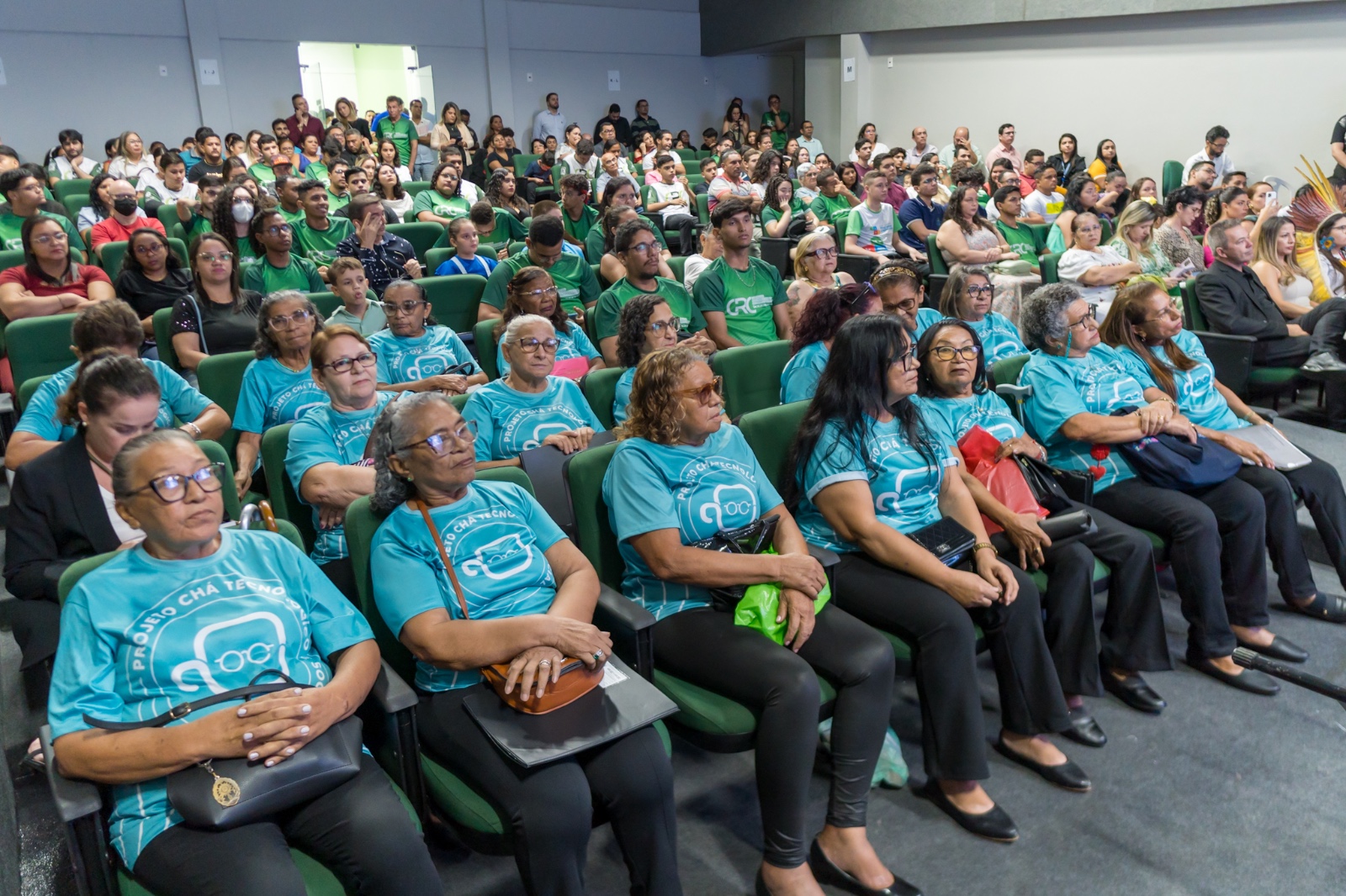 Você está visualizando atualmente Ministério das Comunicações participa de formatura e doa 150 computadores para as Escolas Municipais de Maracanaú