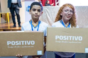 Leia mais sobre o artigo Prefeitura entrega notebooks para 239 estudantes medalhistas da rede municipal