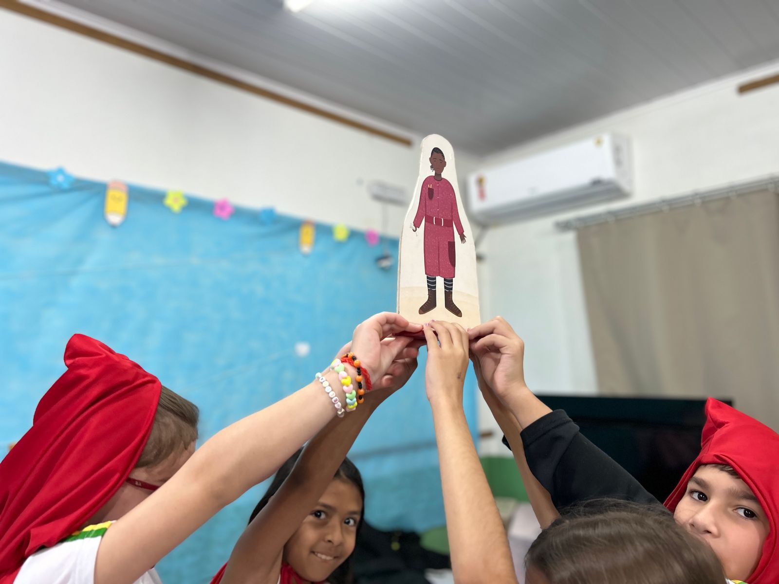 No momento, você está visualizando Escolas municipais recebem projeto Fábrica de Leitores com atividades de arte-educação, teatro e leitura