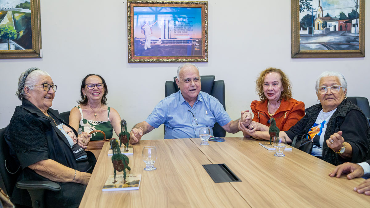 No momento, você está visualizando Prefeito Roberto Pessoa recebe familiares de Padre Cícero e Monsenhor Murilo para celebrar inauguração de monumento em Maracanaú