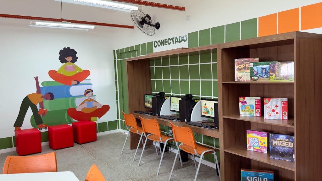 No momento, você está visualizando Escolas municipais recebem novas bibliotecas do projeto Territórios da Leitura